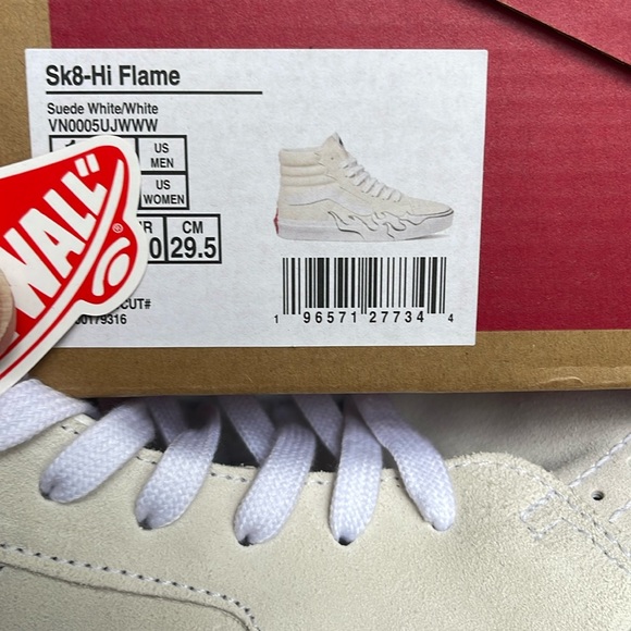 Vans Men’s Sk8-Hi Flame
Suede White/White
VN0005UJWWW
Sneakers - Picture 16 of 16